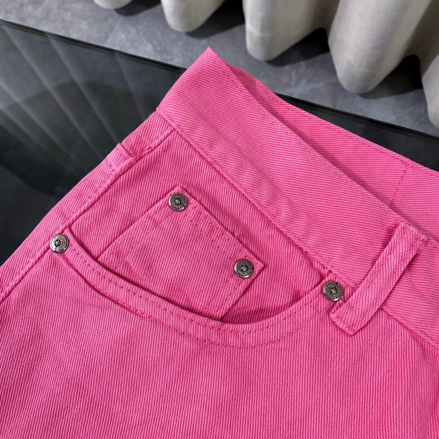 P250 chrome hearts 2025 new limited edition rose pink jeans vi Top heavy industry fashionable design] Consistent high street luxury style creation. Speaking of this style, the Zangyin family and GU family are definitely the leading representative brands. Especially the Zangyin family has really achieved a state-of-the-art effect in creating high street style. The unique washed material is used to create this style. The color system is quite eye-catching. After it is decorated with patchwork cross flowers, it cleverly highlights the charm of the brand. Secondly, this style uses classic The classic high-waist cutting design highlights the long legs and fashionable temperament of the upper body. The brand is highly recognizable and the slim fit configuration is more suitable for daily wear. It is a product that interprets personality, fashion, and specifications at a glance. This single product is enough to make any fan excited. It can be a white T-shirt for youthful preppy style, or a tight suspender for lady style. It has strong matching ability and can be easily controlled by men.  [Materials and craftsmanship] Needless to say, this point goes without saying. As an excellent craftsman brand, Zangyin’s requirements for details and craftsmanship are really perfect. The washed color of this model has gone through so many processes, not to mention the embellishment of denim appliques. It is also purely hand-made and sewn. Just like what they believe in, only hand-made things have soul and have the meaning of wear. A top-notch heavy-duty fashionable denim item, I look forward to your perfect interpretation! !  Size:28-34